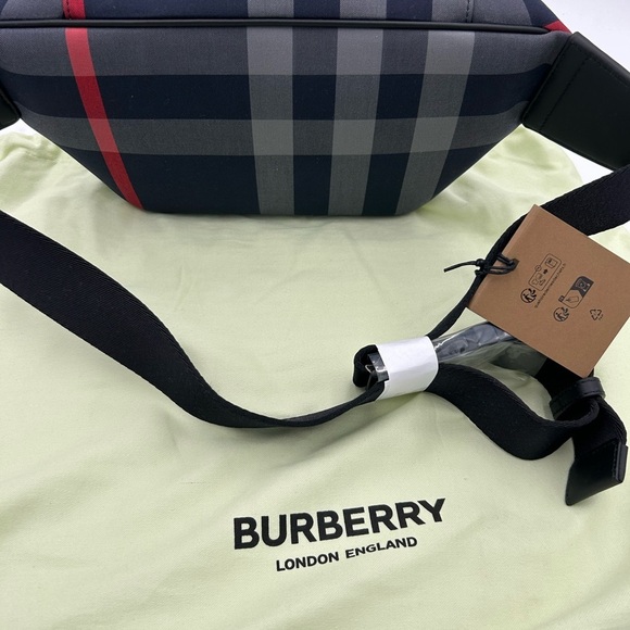 Women's Burberry Sonny  check Belt bag adjustable in navy blue made in Italy - Picture 3 of 9